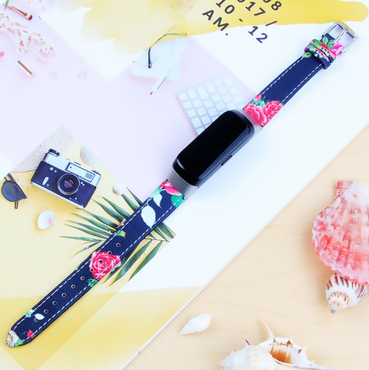 Кожаный ремешок для Samsung Galaxy Fit E SM-R375 (черный с красными цветами)