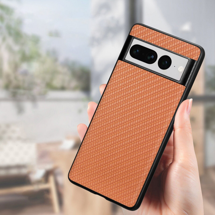 Чехол Carbon Texture для Google Pixel 7 Pro (коричневый)