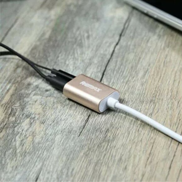 Двойник Remax для наушников 3.5 Audio Jack (золотой) Двойник Remax для наушников 3.5 Audio Jack (золотой)