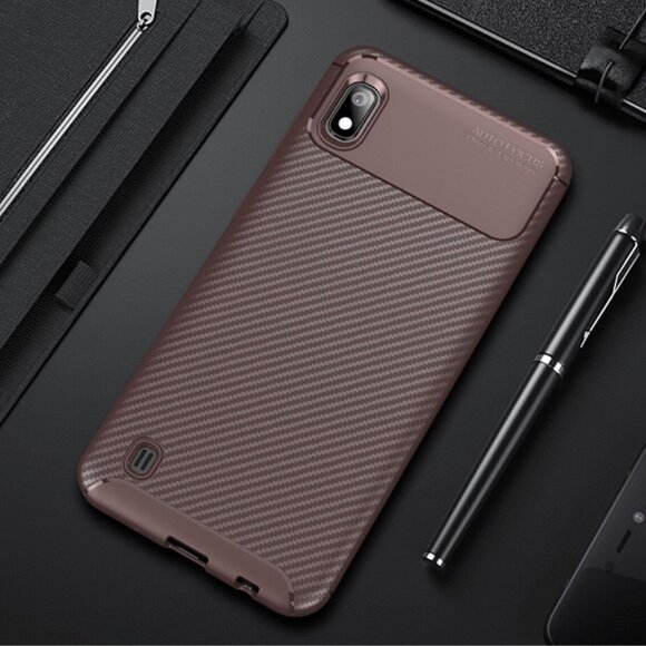 Чехол-накладка Resistant Carbon для Samsung Galaxy A10 (коричневый)